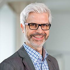 Dr Tobias Esch